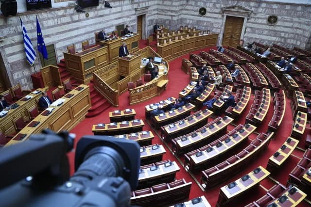 Κύρωση της ΠΝΠ για το ενεργειακό κόστος με ψήφους ΝΔ και ΠΑΣΟΚ