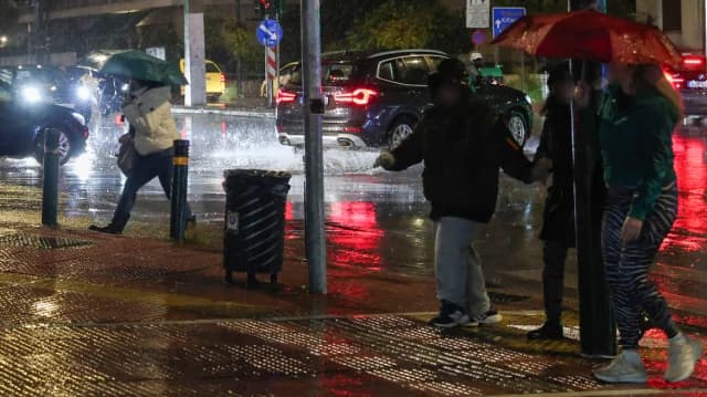 希腊因埃尔米尼奥风暴进入红色警戒状态