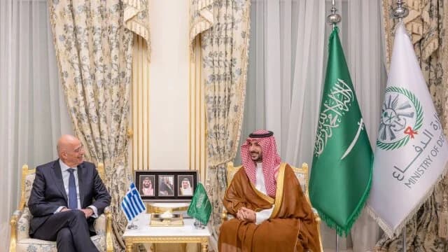 Dendias se reúne con el Ministro de Defensa de Arabia Saudita: Agradecimiento por los "Patriot"