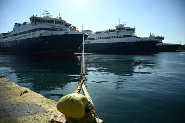 Δεμένα τα πλοία για Κρήτη, ακυρώνονται δρομολόγια από Πειραιά