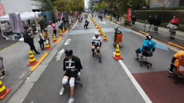 יפן: אליפות מרוצי כיסאות משרדיים – פרס של 90 ק"ג אורז