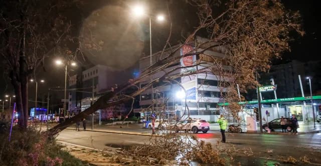 Sturm Erminio: Probleme in Attika und Rhodos