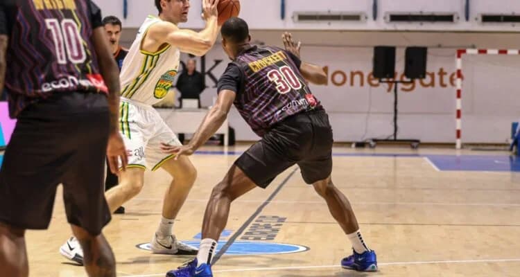 AEK besiegt Keravnos im Spitzenderby