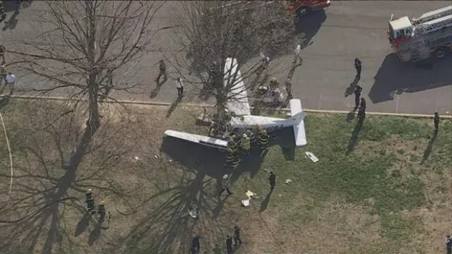 Zweisitziges Flugzeug stürzt in Philadelphia, USA, ab