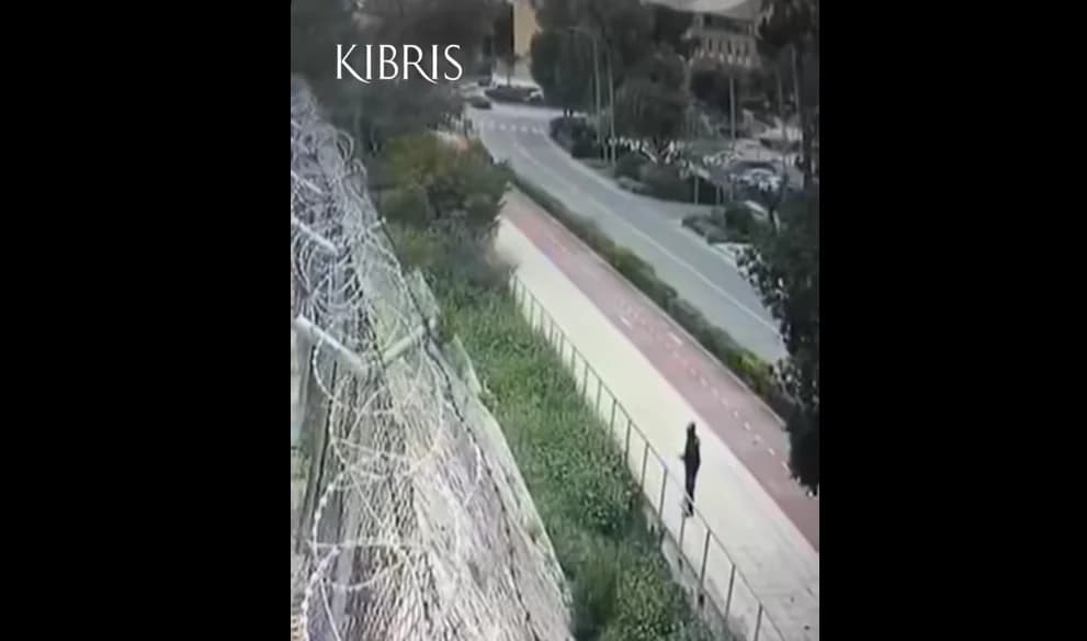 Видео: Человек в черном бросает петарды в сторону оккупированных территорий
