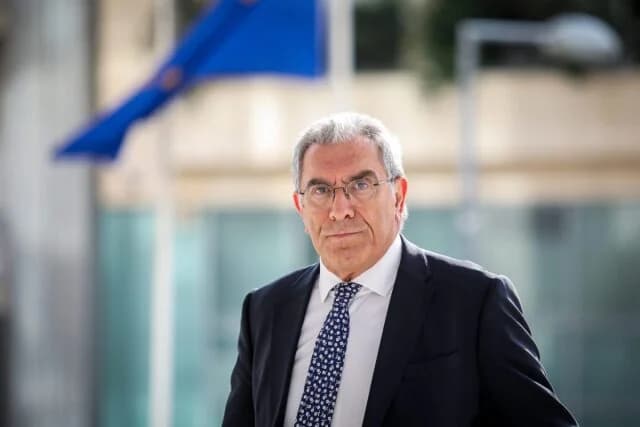Brandanschlag auf das Büro von Vasilis Kapernaros in Kypseli