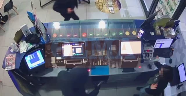 塞萨洛尼基：33岁男子持刀抢劫商店 - 视频