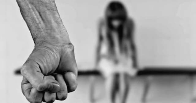 Volos: Eltern quälten ihre Kinder – schlugen sie und spuckten in ihr Essen