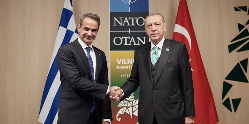 Kurzes Gespräch zwischen Mitsotakis und Erdoğan in Den Haag
