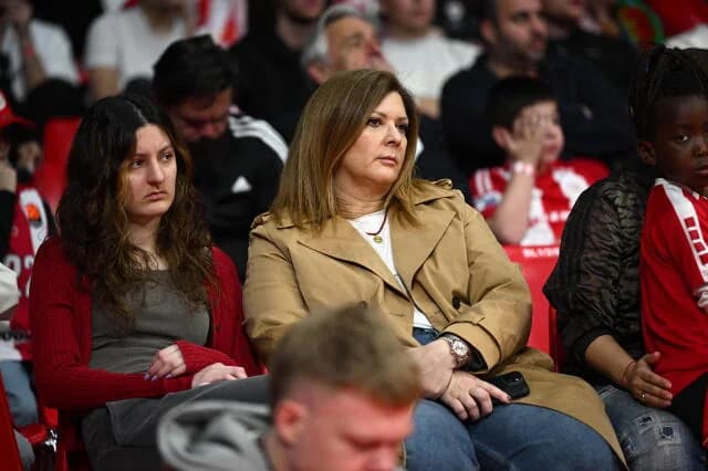 Rara aparición de la esposa de Giorgos Bartzokas en el SEF