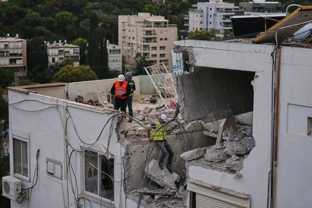 Haifa: Building Collapse Risk After Iranian Missile Strike – Injuries Reported
