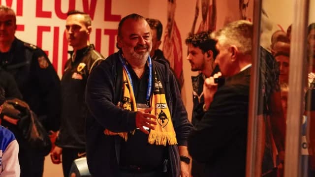 Ο Μάριος Ηλιόπουλος με κασκόλ της ΑΕΚ στο «Καραϊσκάκης»