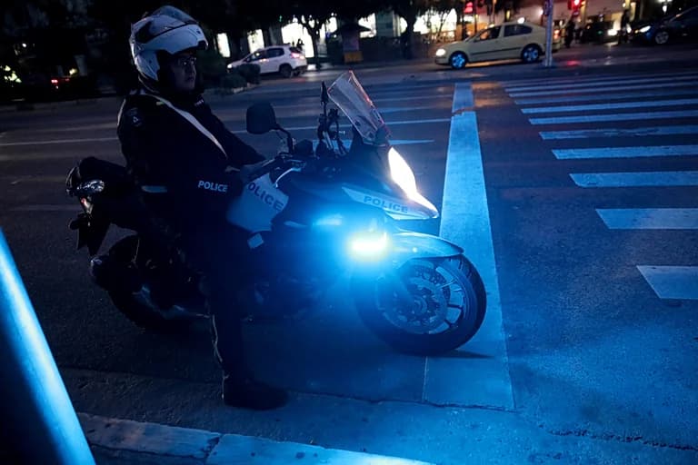 Γλυφάδα: Σύλληψη 3 για απειλή με αεροβόλο όπλο και μαχαίρι