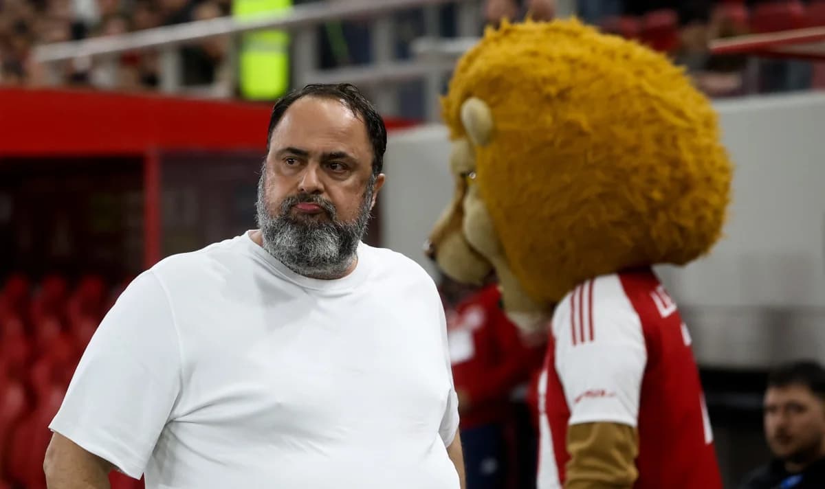 Marinakis on the field before halftime of Olympiacos-AEK derby