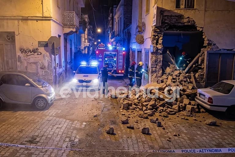 Κατάρρευση παλιού σπιτιού στο κέντρο της Χαλκίδας