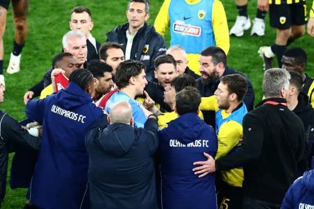Olympiacos - AEK: Tensión entre Taremi y Rota al final del partido