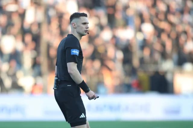 PAOK足球俱乐部抗议与帕纳辛奈科斯比赛中的裁判