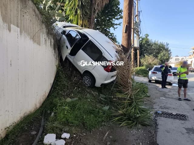 Auto stürzt von Mournion-Knotenpunkt in Chania – Fahrer unverletzt