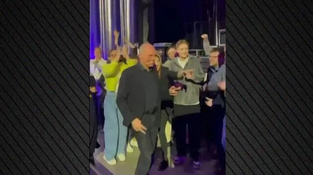 יאניס וארופאקיס הופך ויראלי במוסקבה כשהוא רוקד לצלילי טכנו