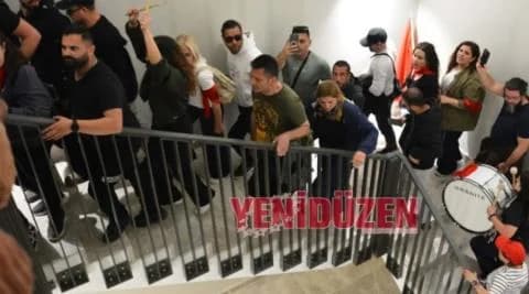 מתיחות בקפריסין הכבושה: מפגינים הסתערו על 'הפרלמנט', פציעות ודרישות התפטרות
