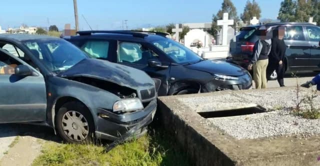 Agrinio: Two Cars Collide in Cemetery