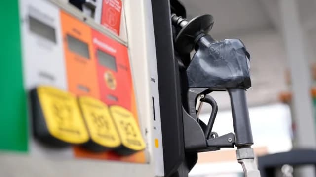 Caída de los precios del petróleo tras el alto el fuego entre Irán y EE.UU.