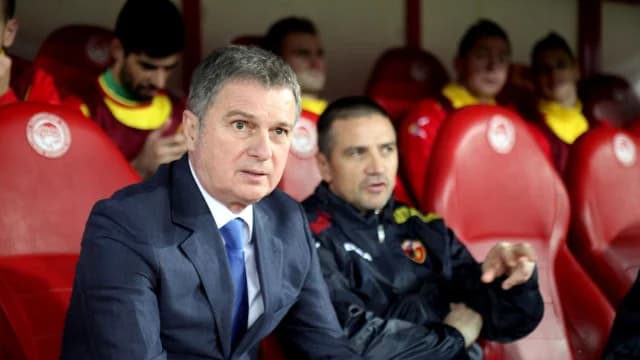 Ex entrenador del AEK, Ljubisa Tumbakovic, hospitalizado tras accidente