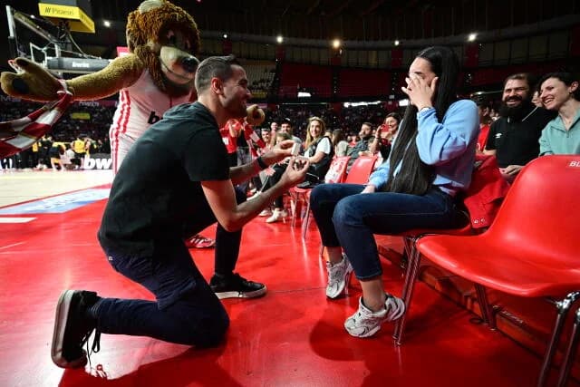 Romantischer Heiratsantrag im SEF während des Spiels Olympiacos gegen Aris