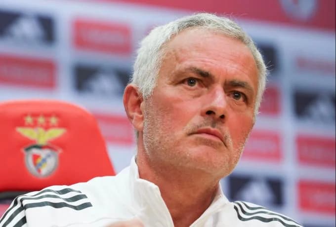 Mourinho: Nervöses Lachen nach Journalisten-Antwort auf Pressekonferenz
