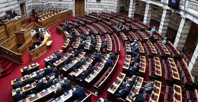 Βουλή: Συνεδρίαση για άρση ασυλίας Χατζηβασιλείου και Αθανασίου