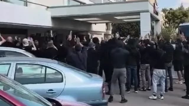 PAOK球迷在雅典德比前给予热烈欢迎