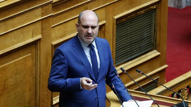 Δ. Μαρκόπουλος: Διαψεύδει φήμες για έλλειψη πτυχίου