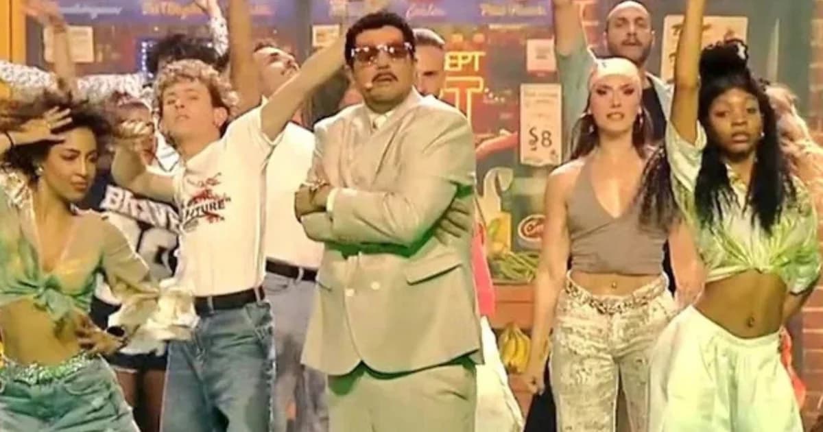 Alexandros Bourdoumis verwandelt sich in Bad Bunny bei YFSF