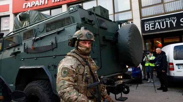 Kiev: Indignación por video de policías abandonando a civiles
