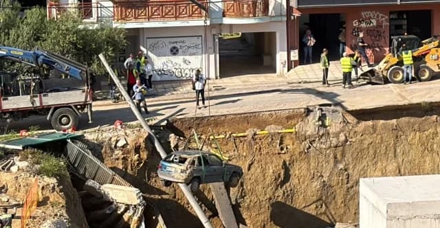 סלוניקי: מנוף הרים רכב מאתר בנייה לאחר מפולת