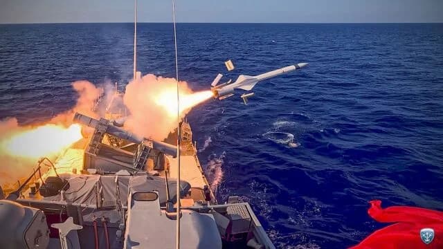 Griechische Marine führt Übungen durch und versenkt Ziele im Ionischen Meer