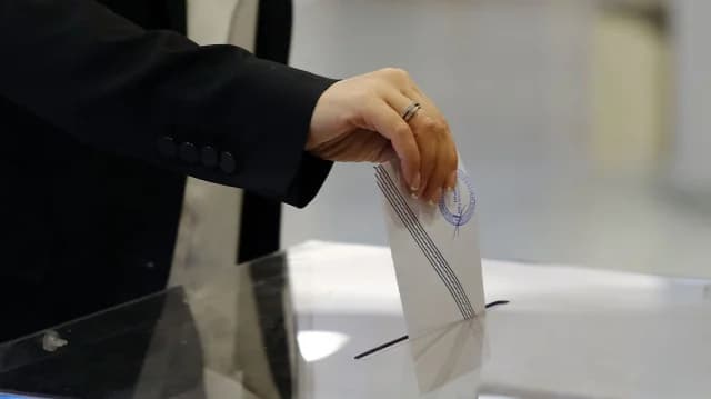 Encuesta RealPolls: ND Lidera, Interés en Partidos de Tsipras y Karystianou