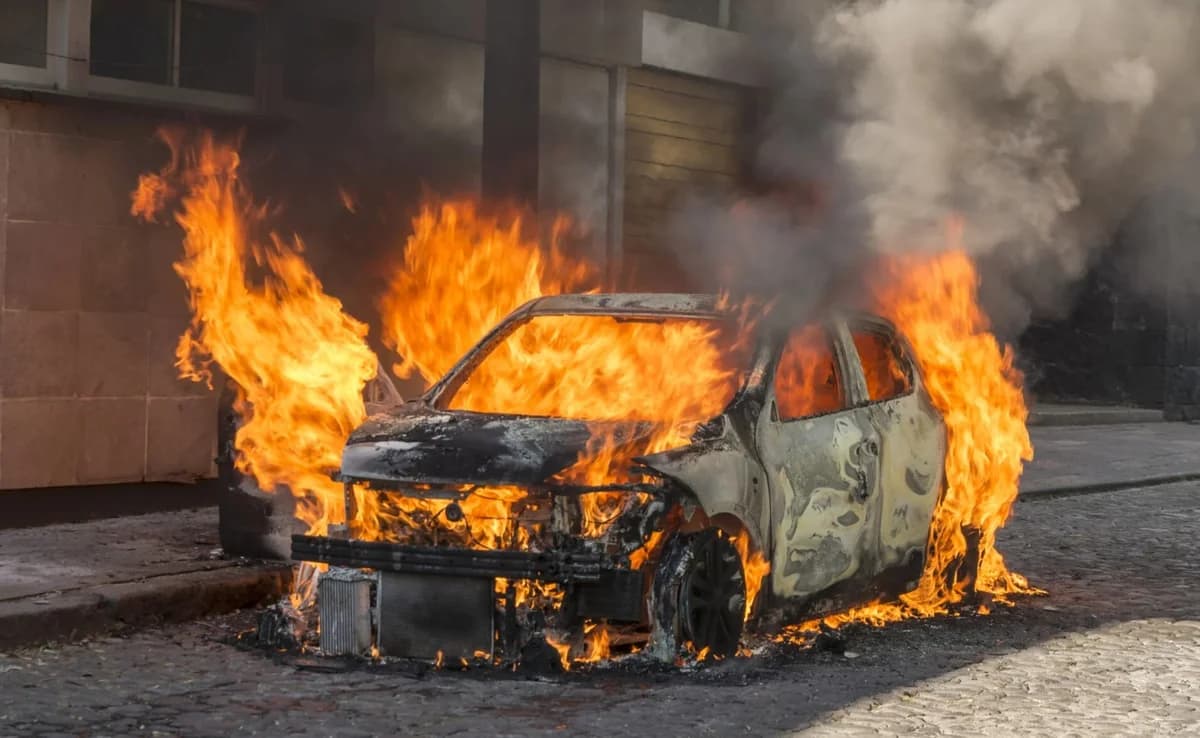 Autobrand in Limassol: Polizei ermittelt im Fall einer 80-Jährigen