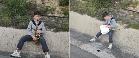 年轻的帕纳约蒂斯：高速公路封锁中的萨克斯课程