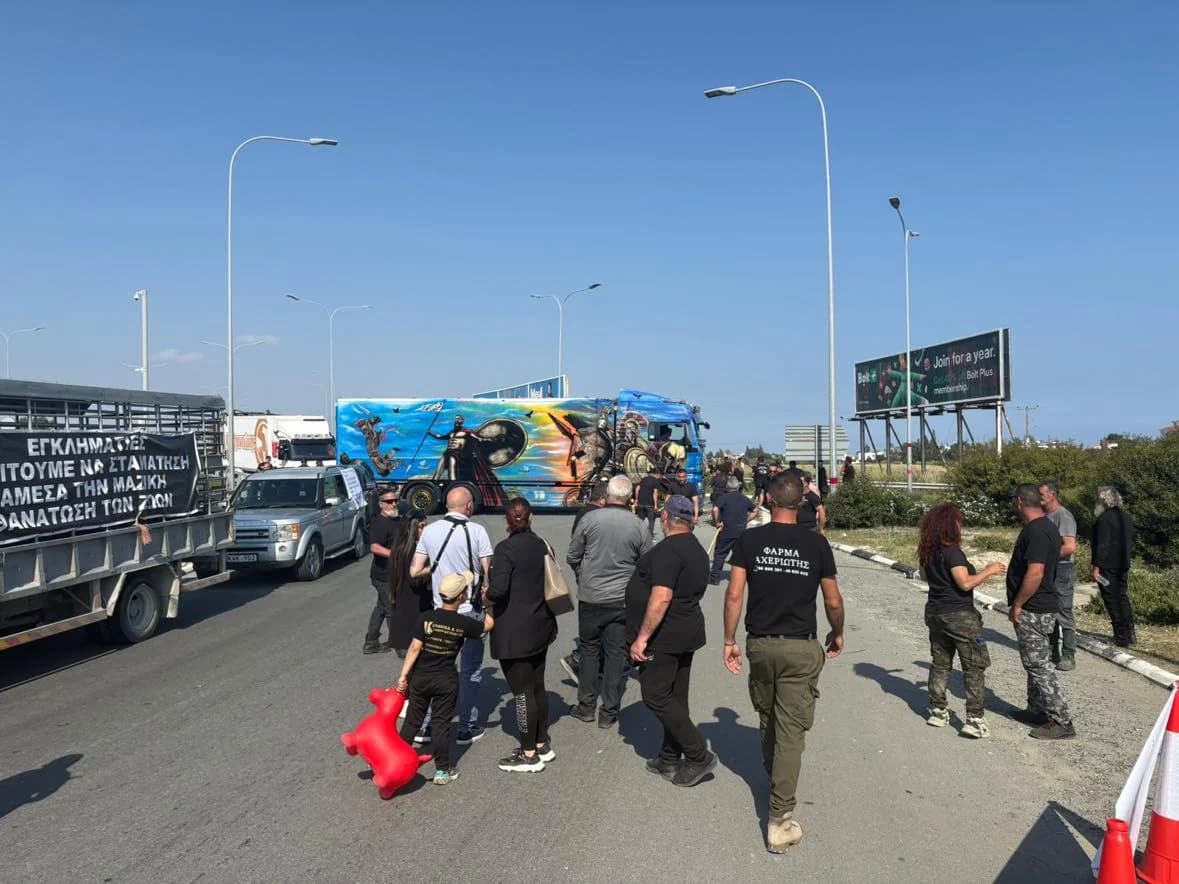 Ριζοελιά: Κτηνοτρόφοι διανυκτερεύουν – Άνοιξε ο δρόμος προς Αγία Νάπα