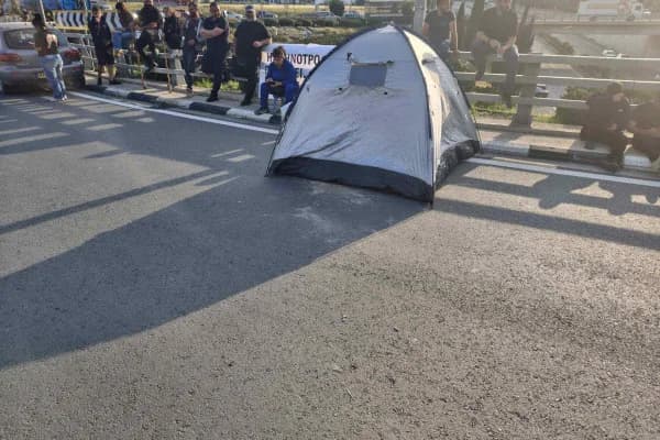 Ριζοελιά: Κτηνοτρόφοι συνεχίζουν τις κινητοποιήσεις επ' αόριστον