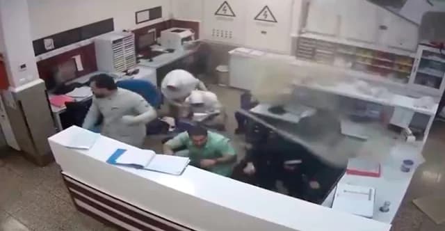 Νοσηλεύτρια σώζει νεογέννητα σε νοσοκομείο της Τεχεράνης εν μέσω επιθέσεων