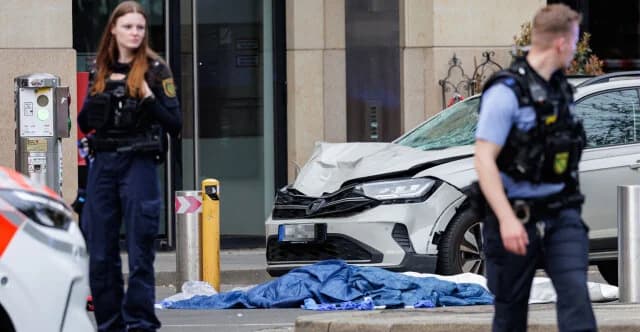 Λειψία: Αυτοκίνητο έπεσε σε πεζούς, δύο νεκροί και 22 τραυματίες