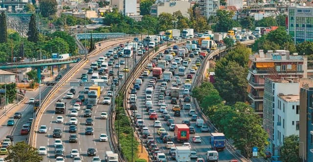 כאוס תנועה: עומס תנועה בקיפיסוס, פיראוס, מרכז אתונה