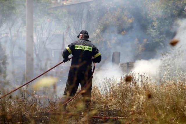 Φωτιά στον Ασπρόπυργο: Επιχείρηση κατάσβεσης με εναέρια μέσα