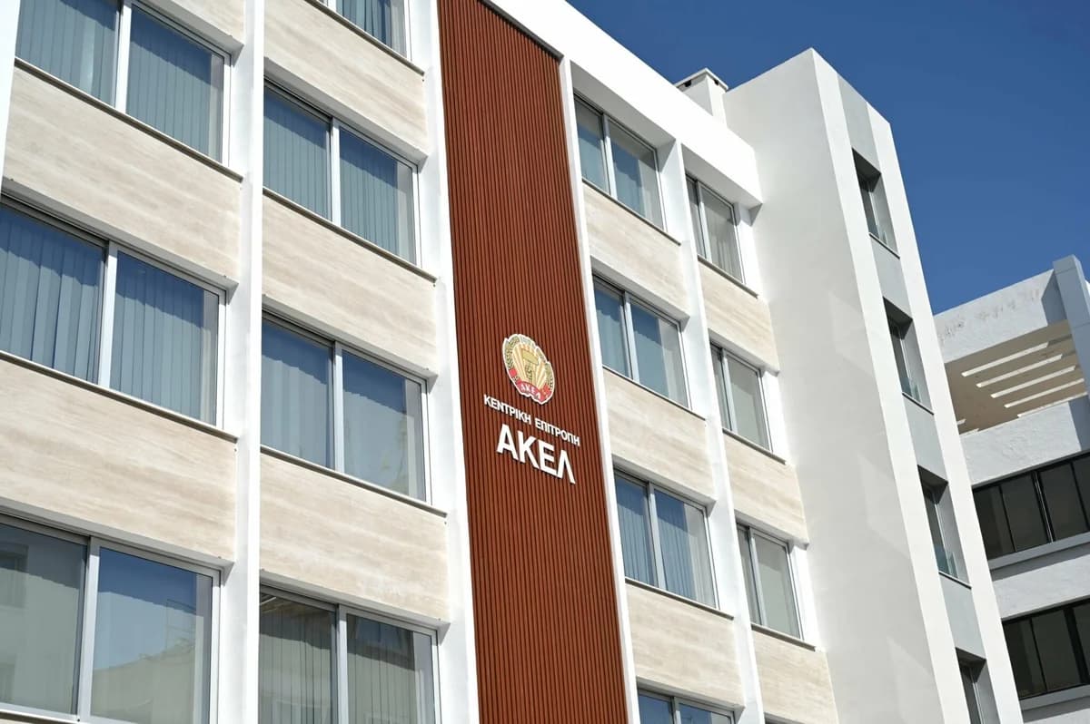 AKEL: Plan de Vehículos Eléctricos y Gestión Energética Insuficientes