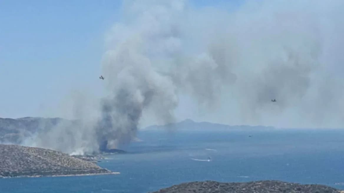 Φωτιά στην Παλαιά Φώκαια: Εκκενώσεις σε Θυμάρι και Τουρκολίμανο