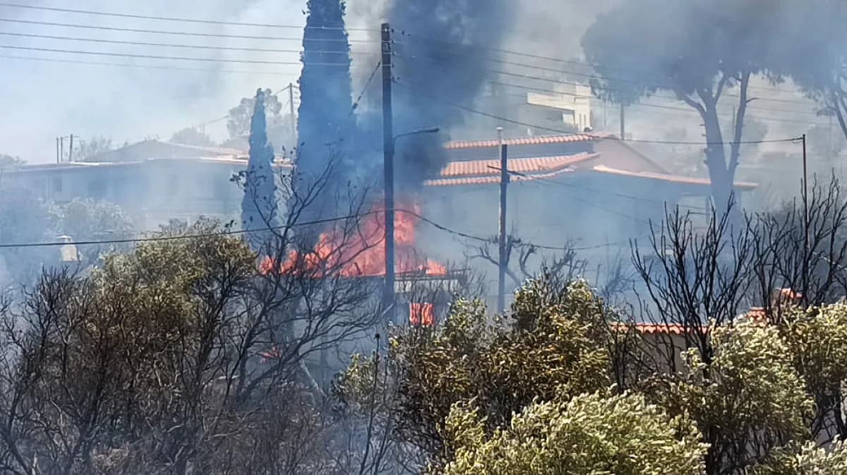 Fire in Palaia Fokaia: Houses Burning, Evacuations Ordered