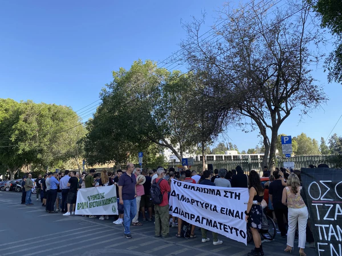 Протест против законопроекта о демонстрациях: Требуют отчета от Харциотиса и Арнаутиса