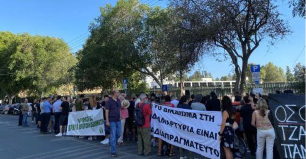 Протесты у здания парламента против закона о собраниях